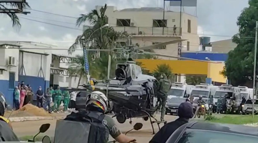 Helicóptero pousa no meio da rua para resgatar paciente em estado grave em Porto Velho — Foto: Wágner Nascimento