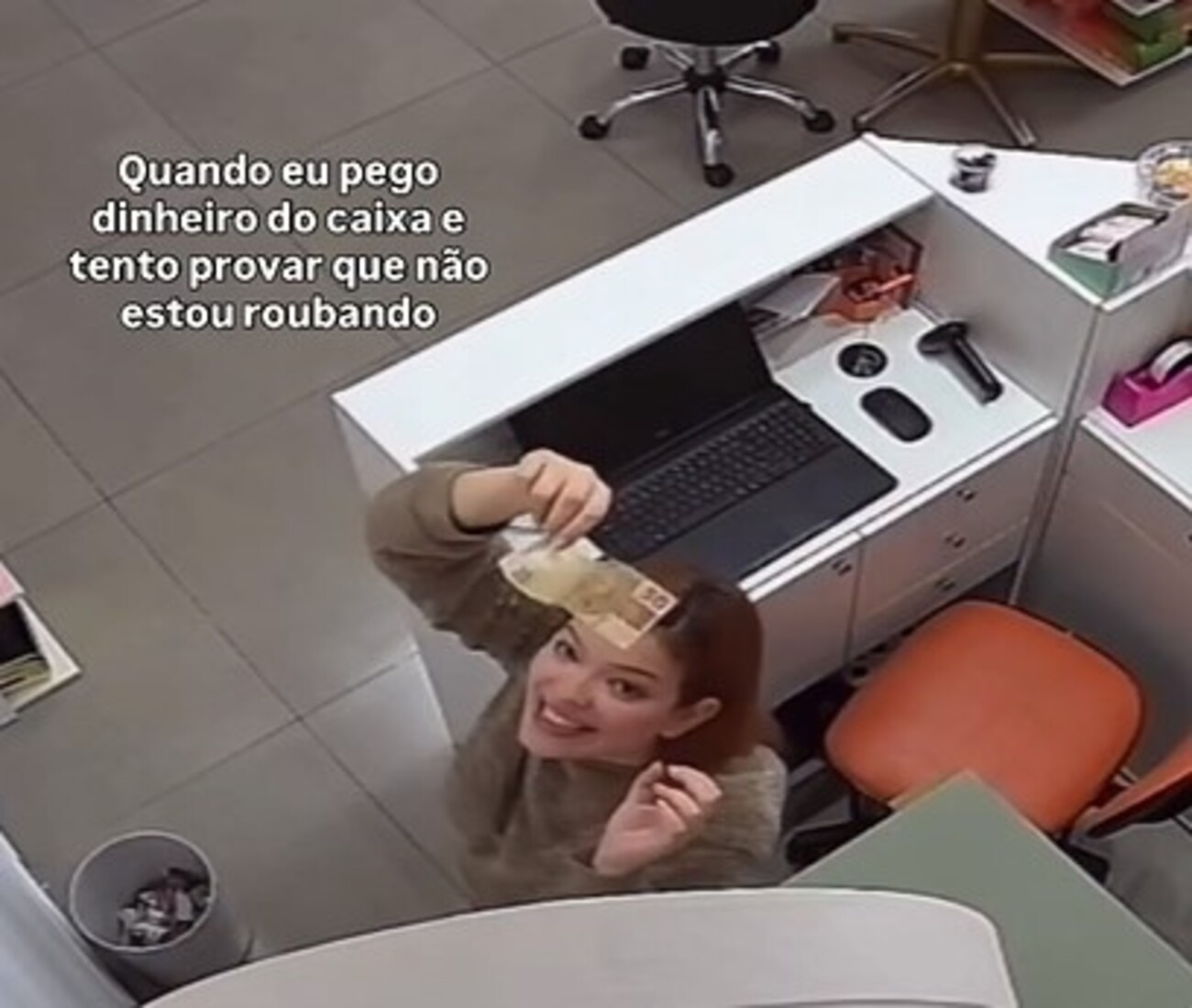 Funcionária cria 'protocolo' inusitado antes de pegar R$ 50 do caixa de loja e vídeo viraliza entre trabalhadores