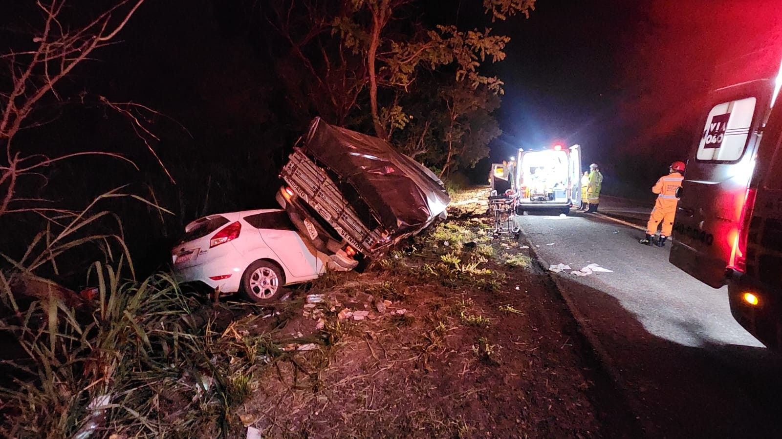 Mulher morre presa às ferragens e homem tem ferimentos graves em acidente na BR-040