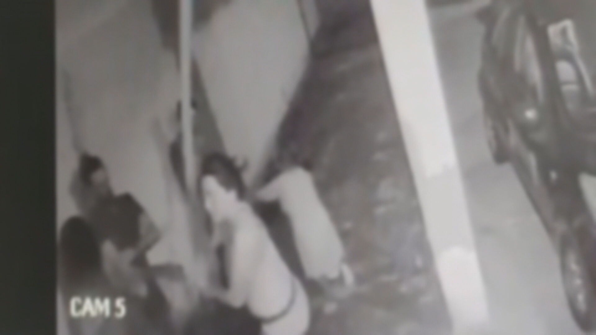 Idosa de 77 anos é empurrada e agredida com cabo de vassoura após discussão com vizinhos; VÍDEO 
