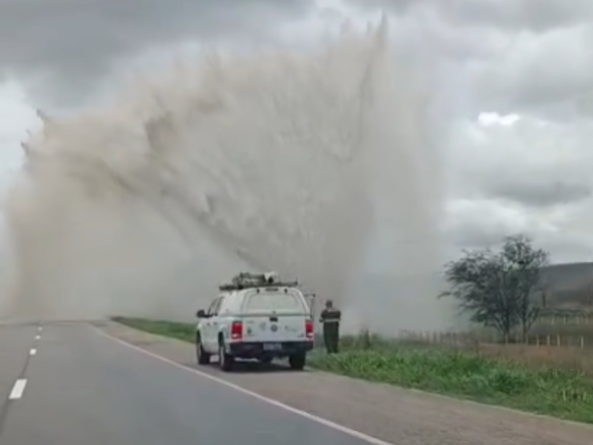 Rompimento na Adutora do Agreste provoca grande vazamento na BR-232 e afeta abastecimento em três cidades