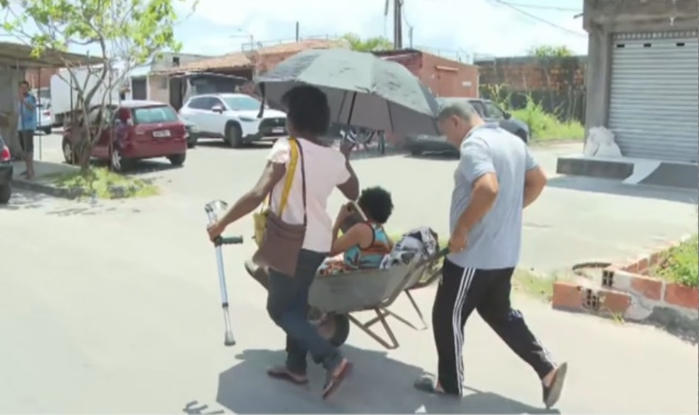 Vizinha passou mal e precisou ser transportada em carrinho de mão — Foto: TV Bahia