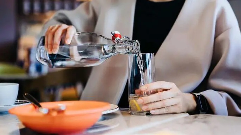 Beber água em quantidade suficiente (cerca de sete copos por dia) ajuda rins e fígado a eliminar resíduos — Foto: Getty Images/BBC