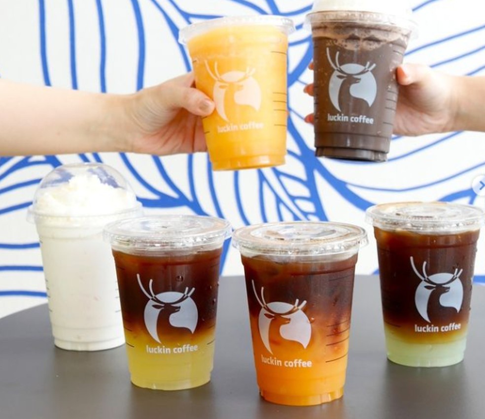 Na imagem, há bebidas com café misturadas com leite de coco, suco de laranja e chocolate. — Foto: Reprodução Instagra/@luckincoffeesg