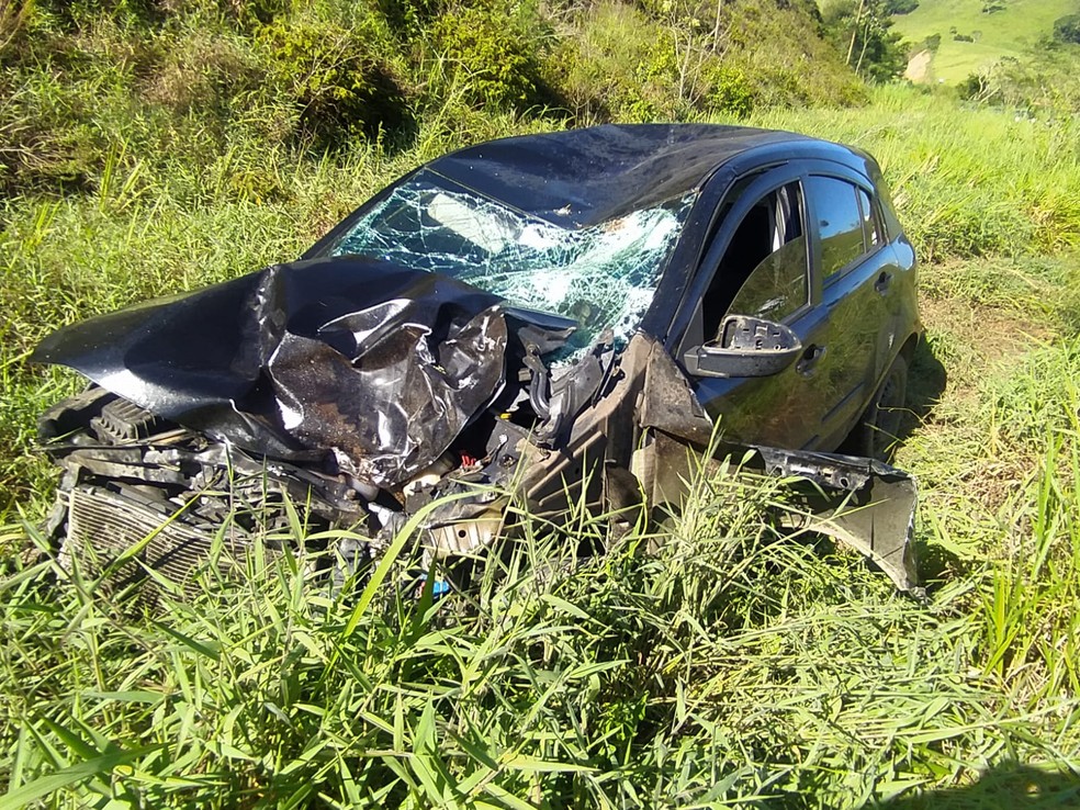O acidente foi causado após carro invadir estrada na contramão e bater de frente na moto — Foto: Polícia Rodoviária Federal/Divulgação