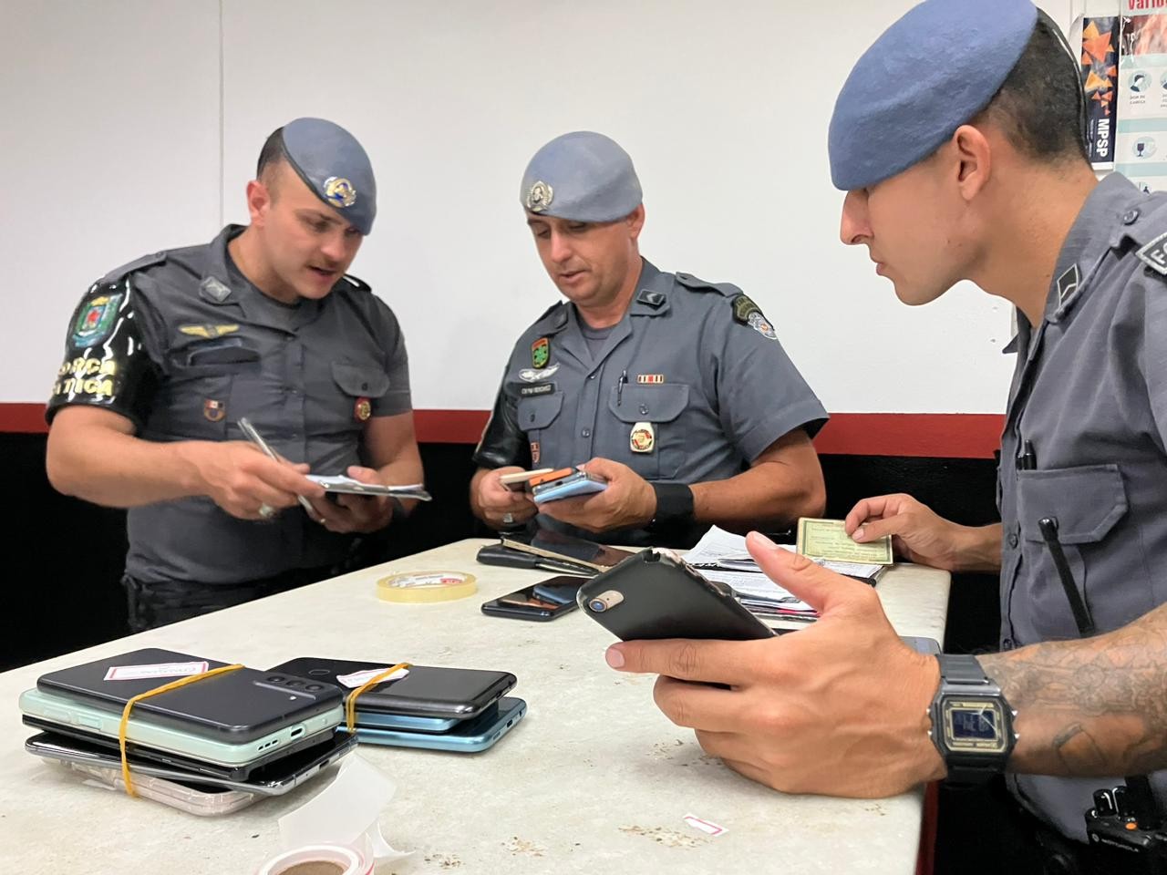 PM encontra celulares roubados em bancas no centro de Campinas e prende dupla