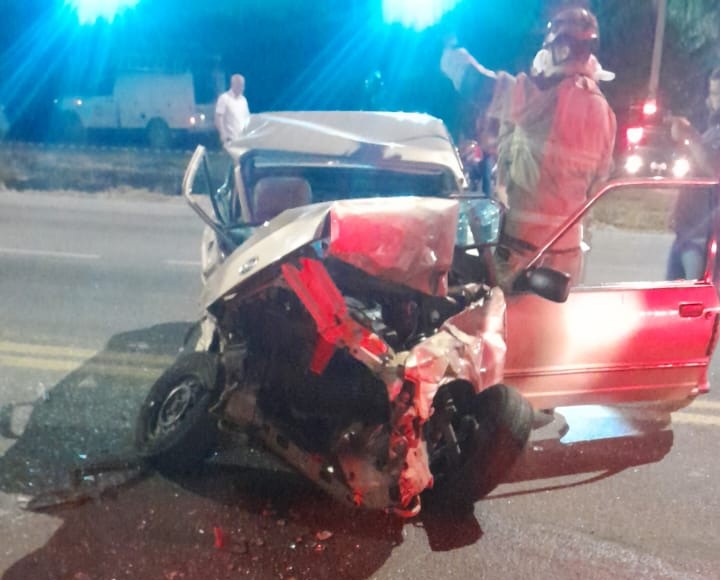 Idoso fica gravemente ferido em acidente entre carro e carreta na BR-494, em Divinópolis