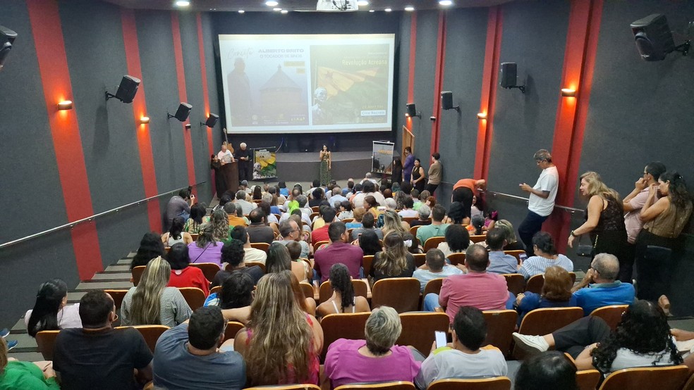 'Alberto Brito: o tocador de sinos' e 'Memórias da Confraria da Revolução Acreana' foram lançados no Cine Teatro Recreio, em Rio Branco — Foto: Arquivo pessoal