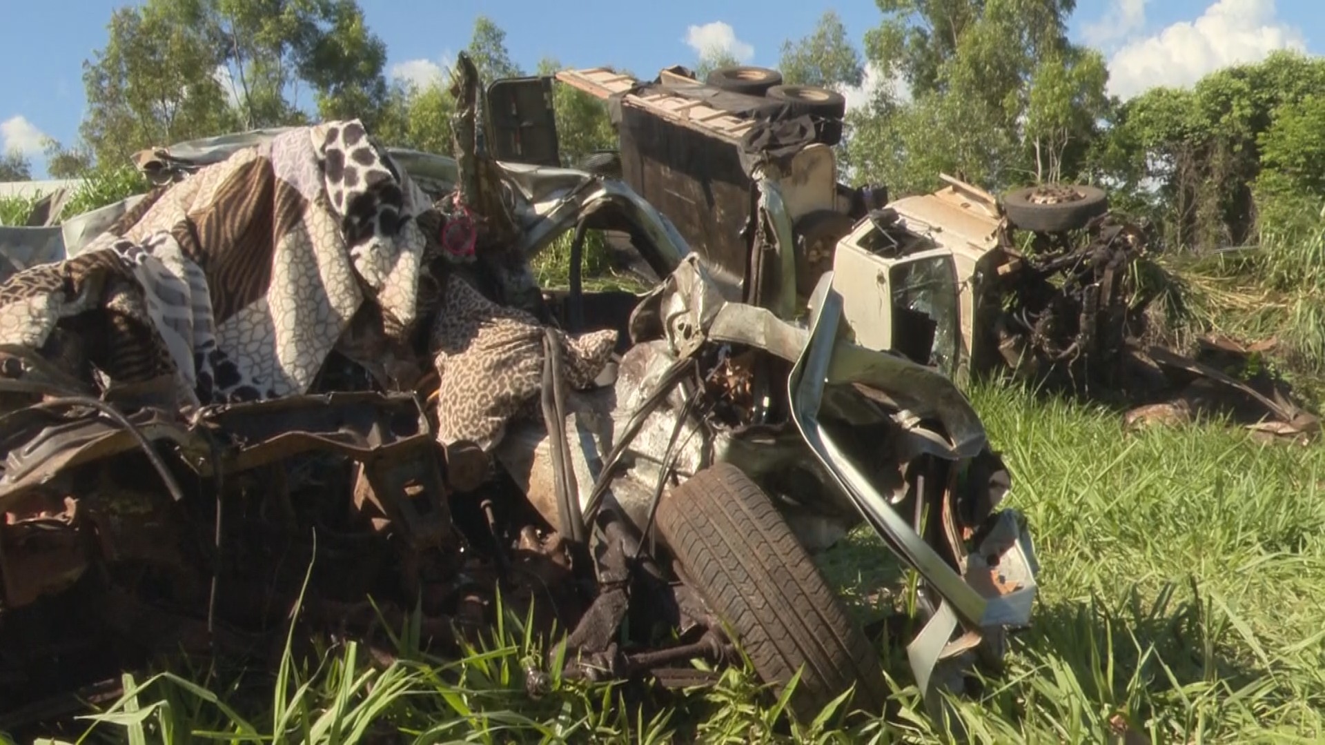 Dois morrem em batida entre caminhão com piche, veículo da prefeitura que transportava pacientes e carro, no PR