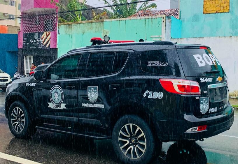 Artefato suspeito é encontrado preso a carro na orla de Maceió