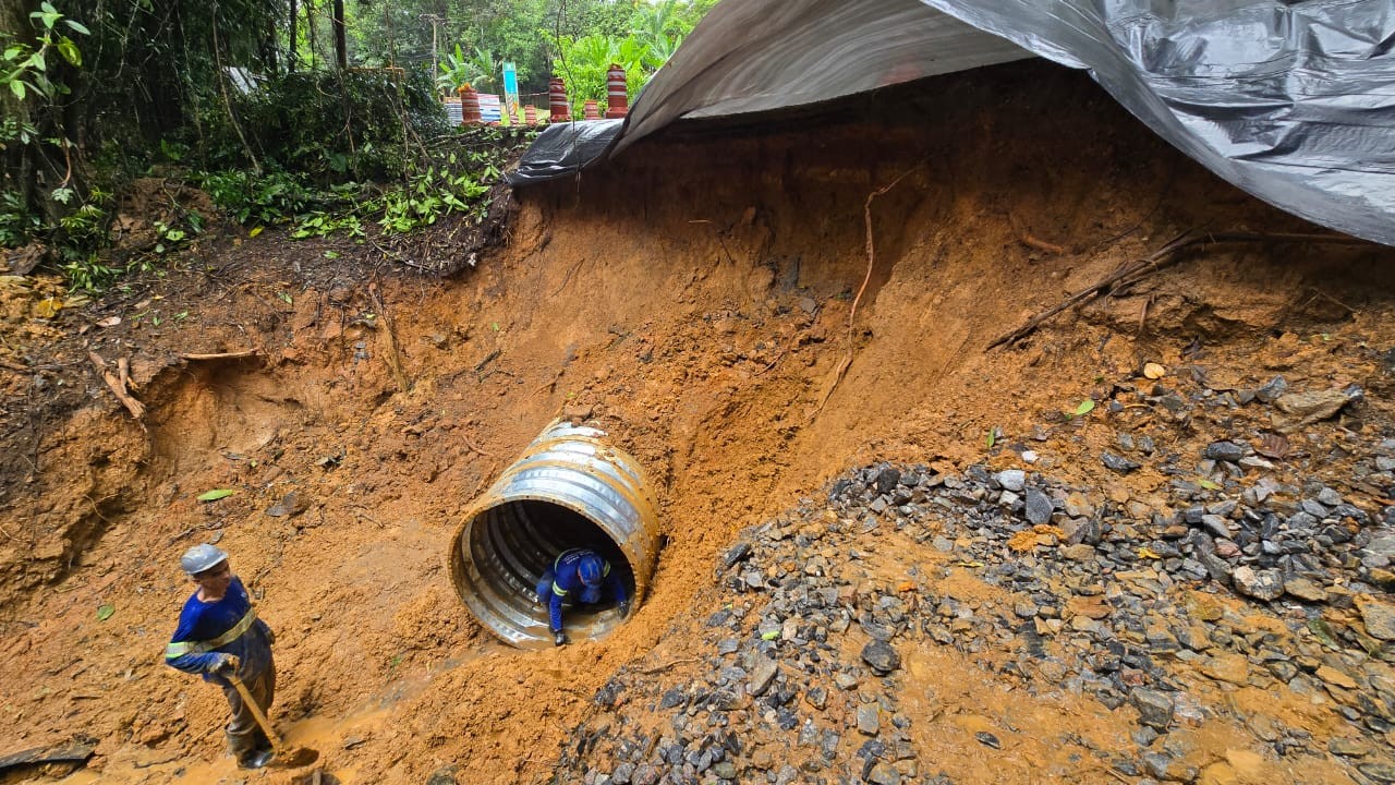 Estrada no litoral de SP é interditada após deslizamentos de terra provocados pelas fortes chuvas