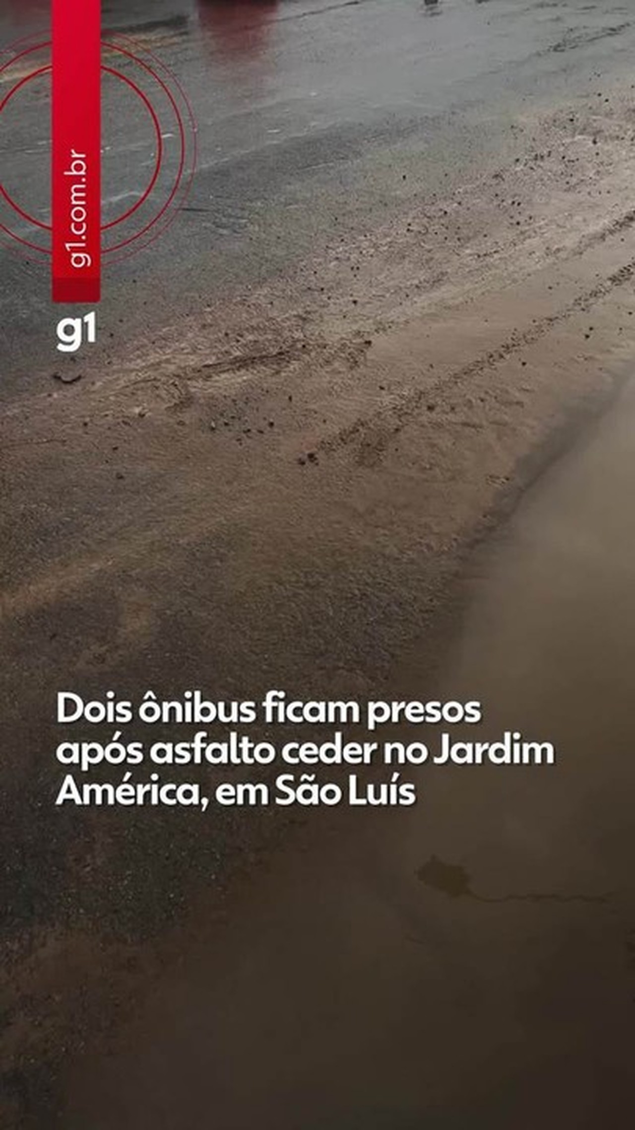 Dois ônibus ficam presos após asfalto ceder no Jardim América, em São Luís