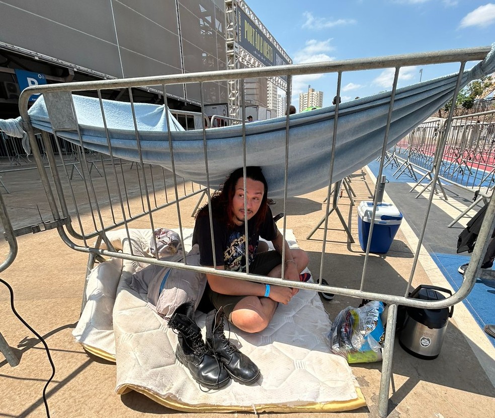 O farmacêutico Ives Nicolas Gabriel, de 31 anos, montou uma cabana com colchonete para aguardar o show — Foto: Arielly Barth/g1