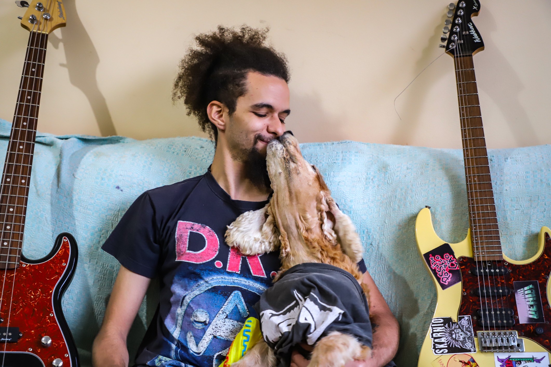 Resgatado de maus-tratos, 'cachorro roqueiro' vira atração em show no interior de SP; VÍDEO