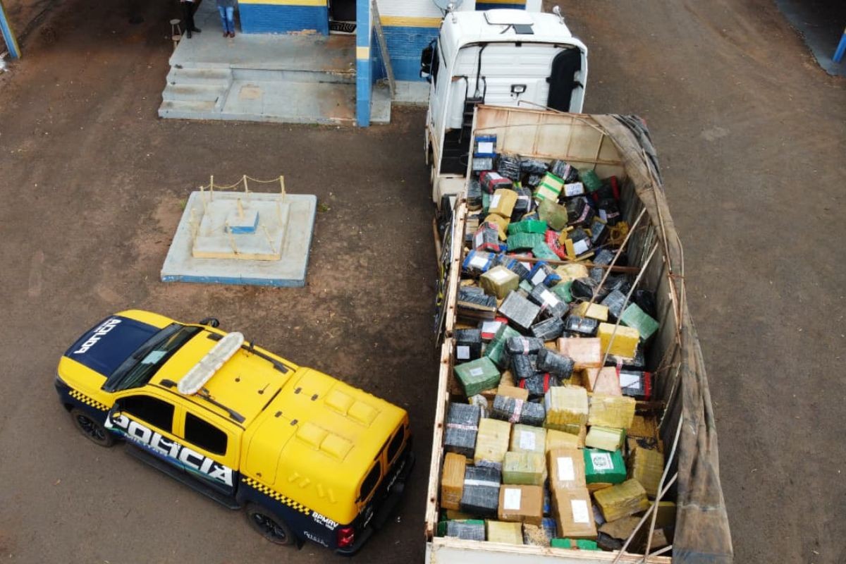 Casal é preso transportando mais de 20 toneladas de maconha em carga de milho em MS
