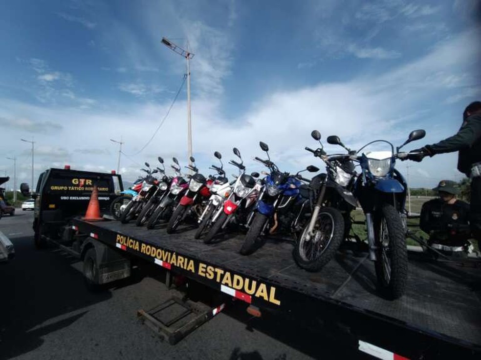 38 motos que participavam de "rolezinho" foram apreendidas pela polícia na CE-010, em Caucaia. — Foto: Polícia Militar/ Divulgação