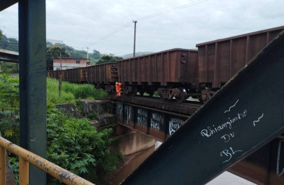 Bombeiros de Juiz de Fora procuram por mulher que teria caído dentro do Rio Paraibuna — Foto: Corpo de Bombeiros/Divulgação