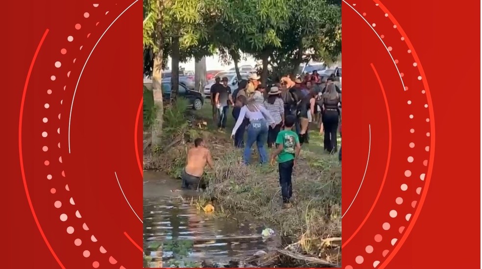Participantes de churrasco pularam em córrego para fugir das chamas após explosão de garrafa com álcool. — Foto: Reprodução/TV Gazeta