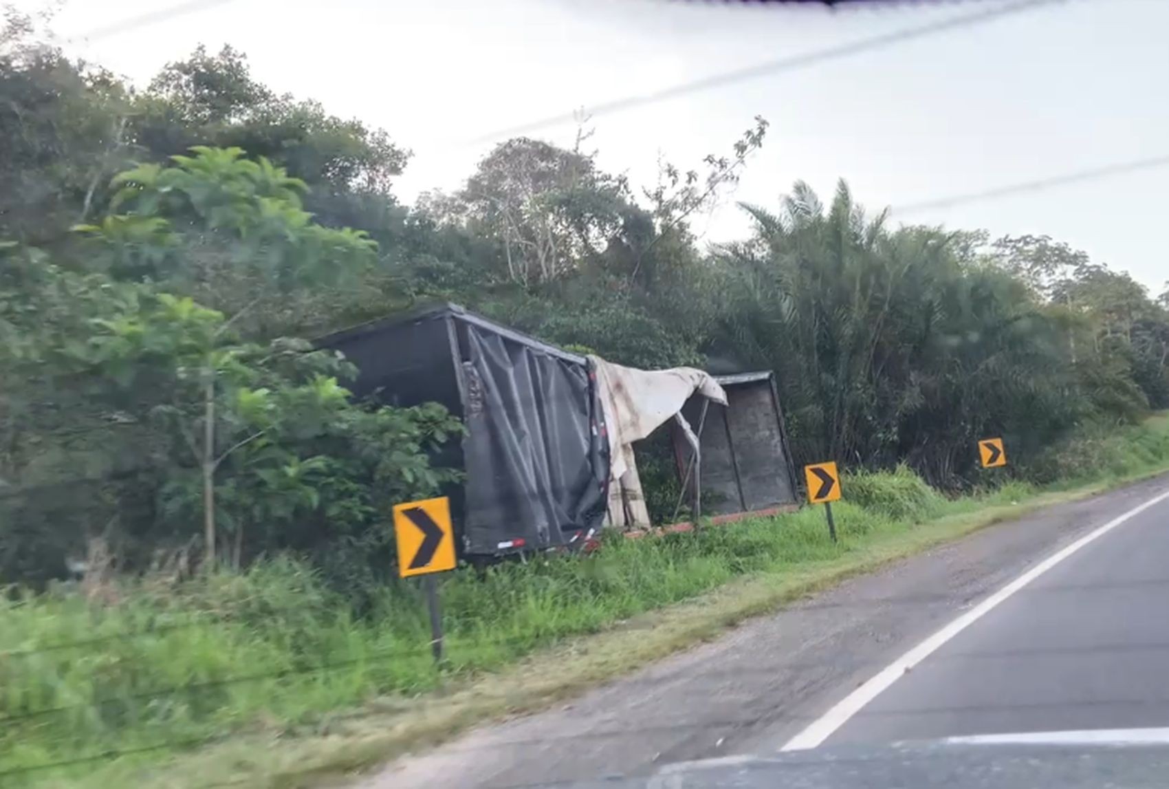 Caminhão carregado de bebidas tomba na BR-235 em Areia Branca