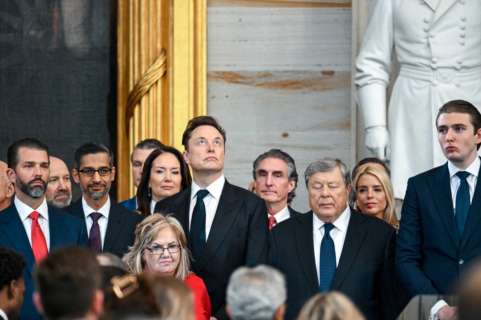 Barron Trump durante posse de Donald Trump, em 2025; também é possível ver Elon Musk. — Foto: Reuters
