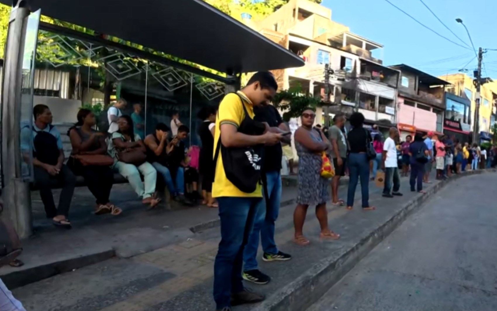 Greve de rodoviários começa em Salvador com pontos de ônibus lotados e busca por transportes alternativos 