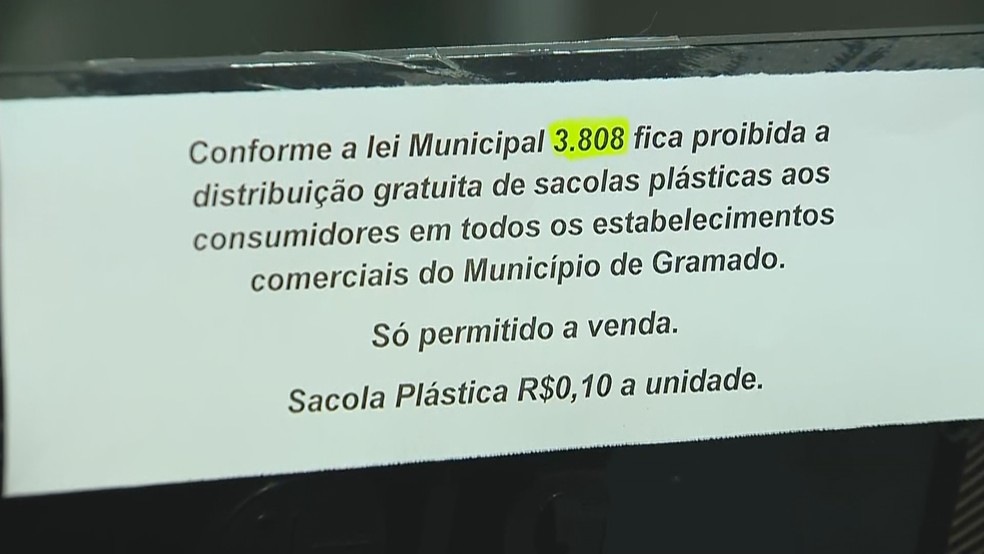 Aviso sobre a venda de sacolas em ferragem de Gramado — Foto: Reprodução/RBS TV