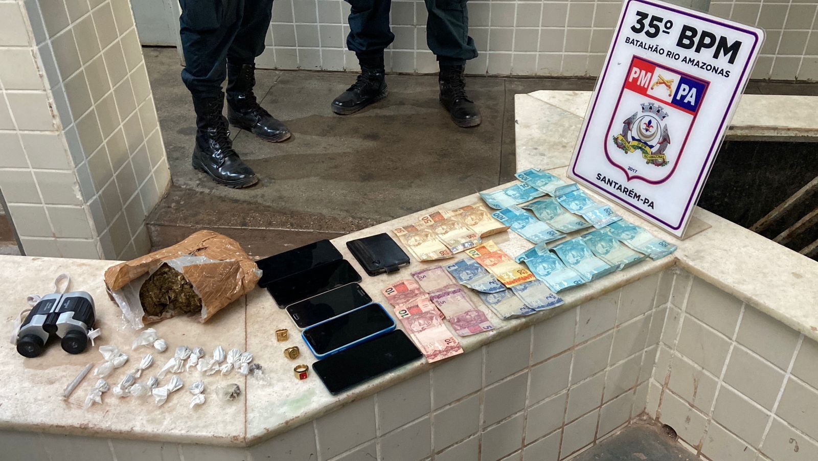 Seis suspeitos de tráfico de drogas são detidos em operação da PM no bairro Matinha, em Santarém