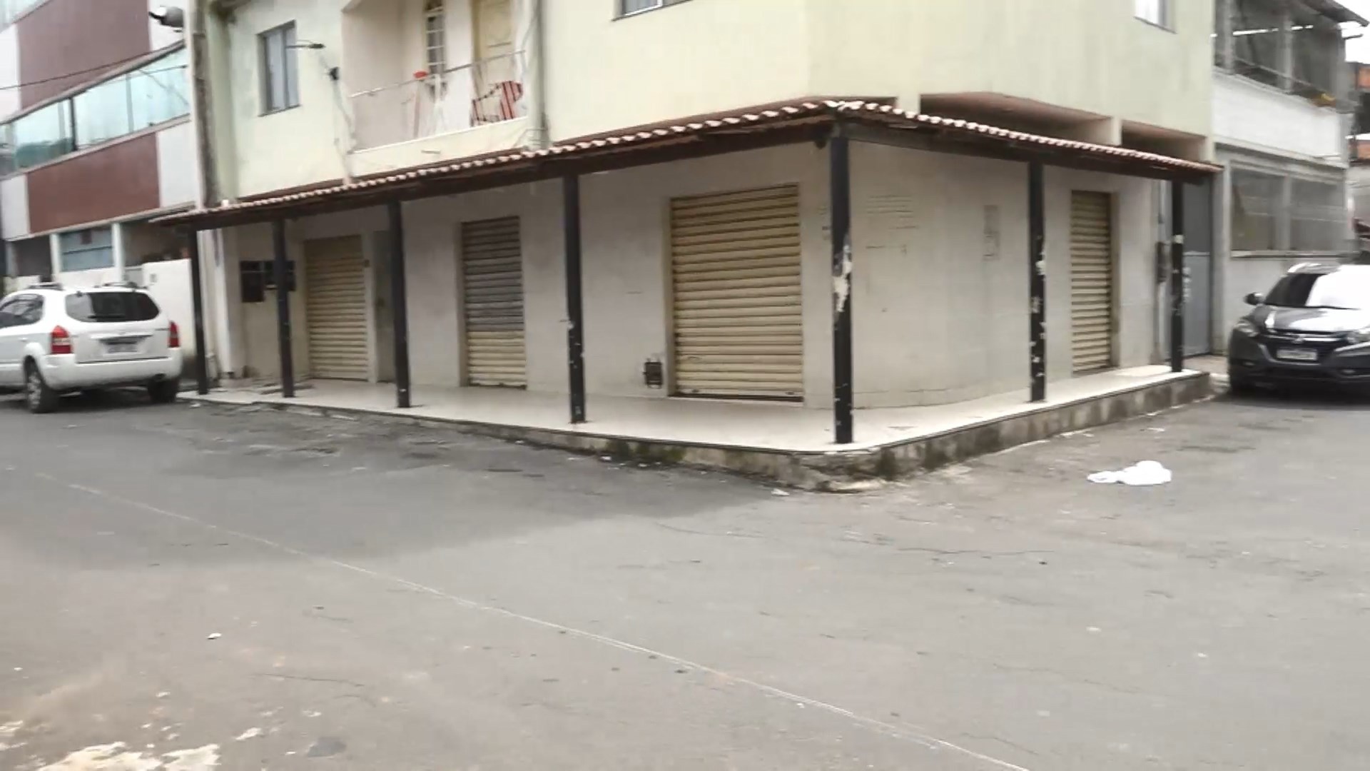 Funcionária é baleada e tem celular roubado ao tentar impedir assalto dentro de bar, em Cariacica