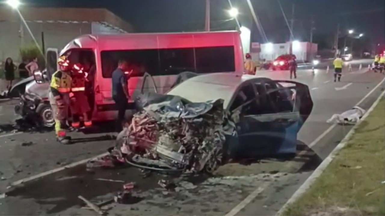 Motorista de aplicativo morre após carro pegar fogo em acidente com van na Avenida do Turismo, em Manaus
