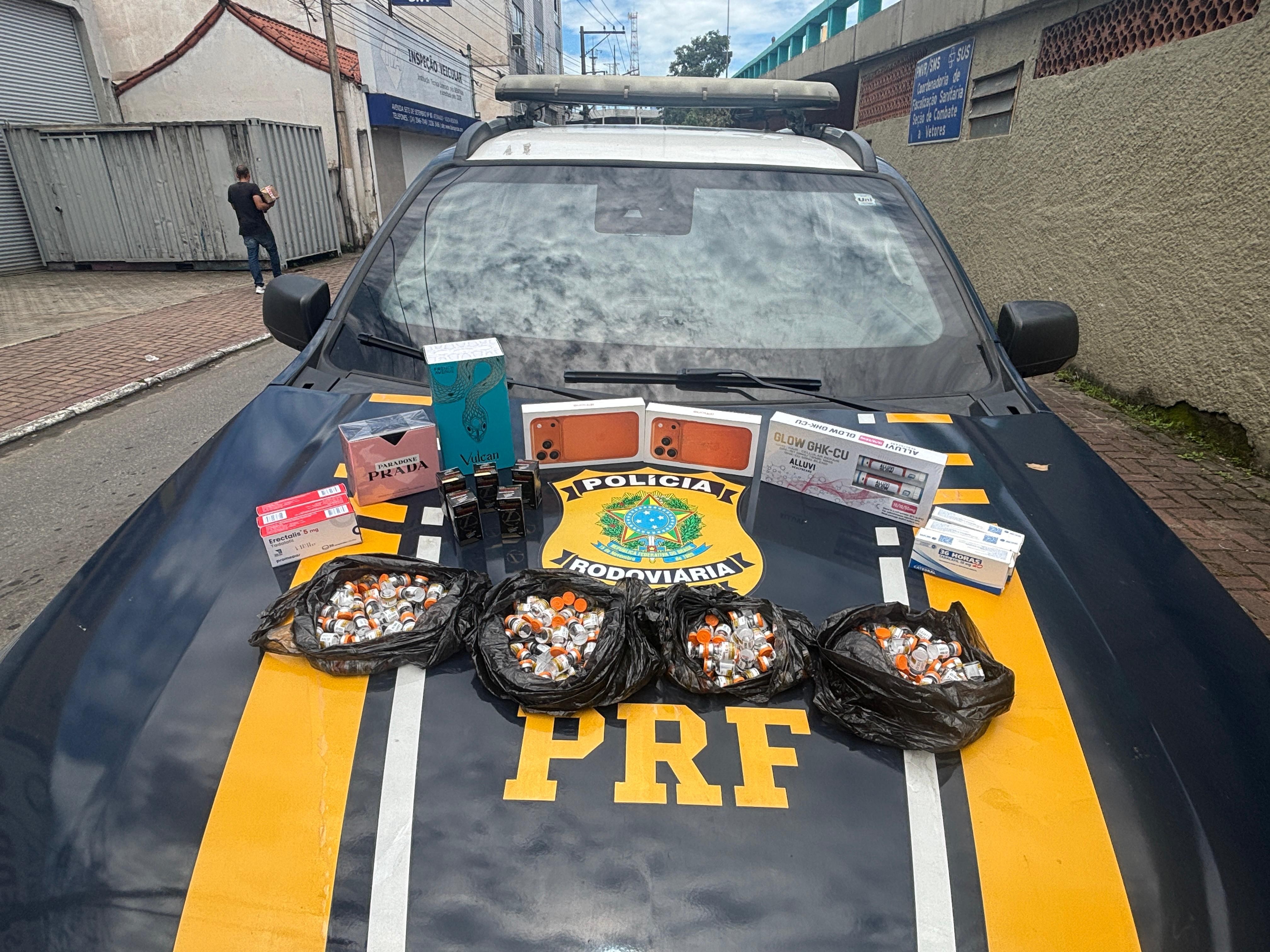 Pai e filho são presos com medicamentos proibidos e mercadorias contrabandeadas na Via Dutra, em Resende