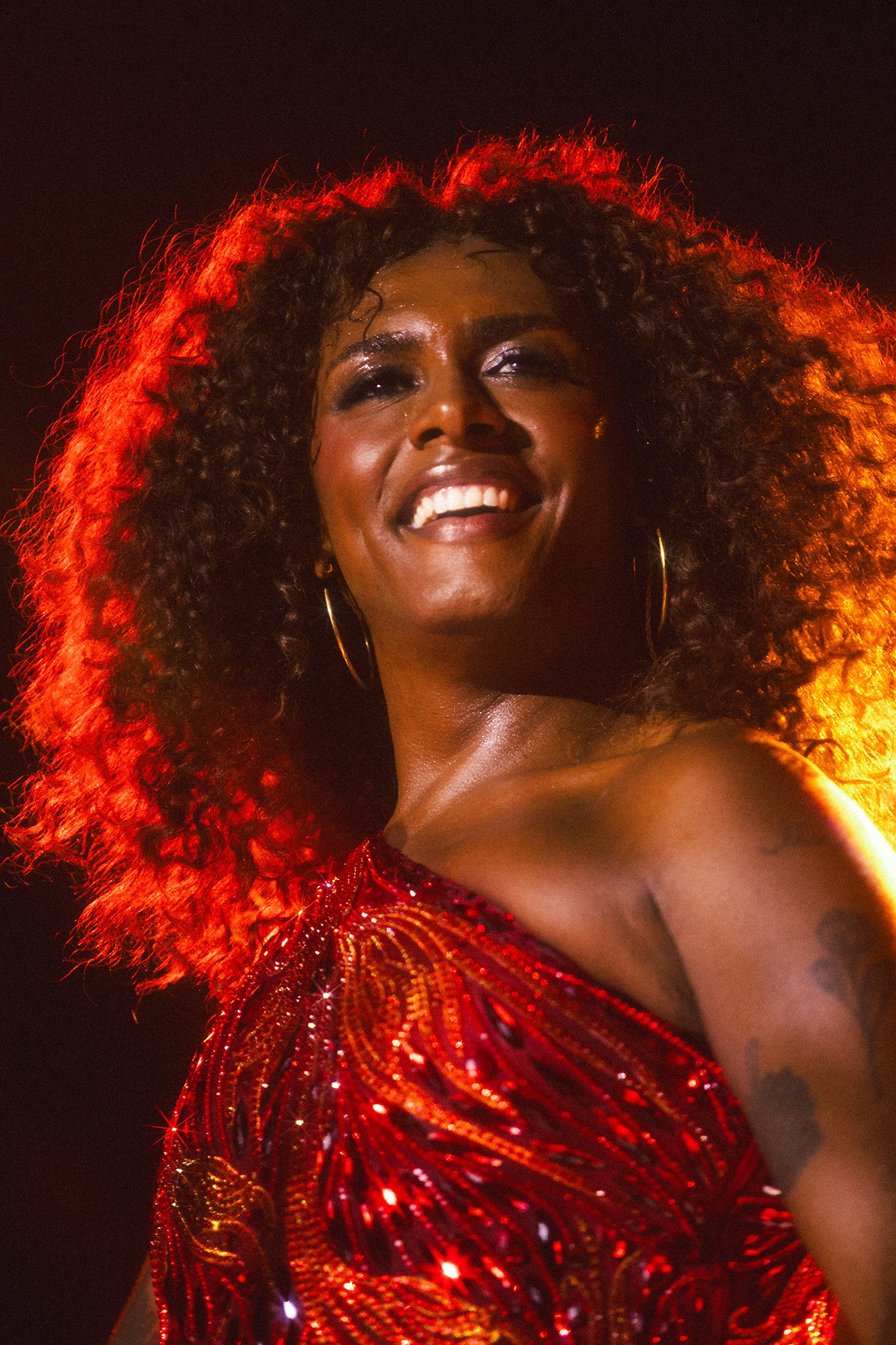 Consagração de Liniker na turnê 'Bye bye Caju' mostra que é possível ser popstar e seguir a própria cartilha