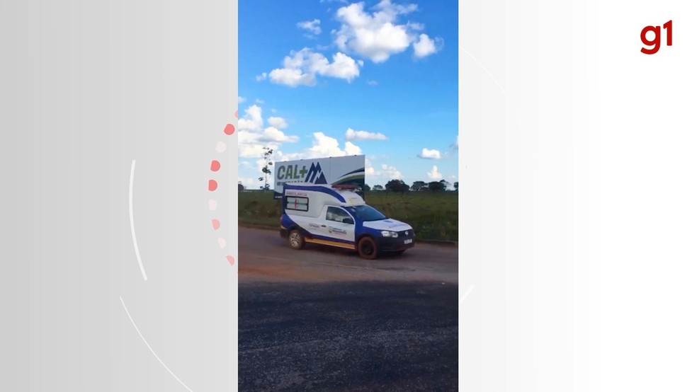 Ambulância transportando suspeito baleado em confronto  — Foto: PM/Divulgação