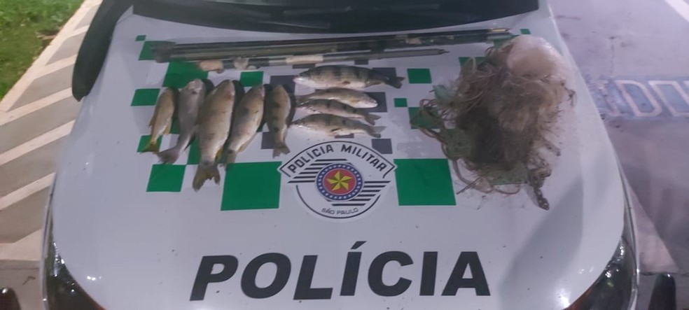 Trio é multado por pescar em local proibido no Rio Laranja Doce, em Taciba (SP) — Foto: Polícia Ambiental