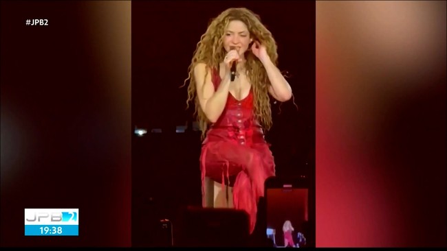 Shakira canta música de Chico César em show no RJ e recebe agradecimento do cantor