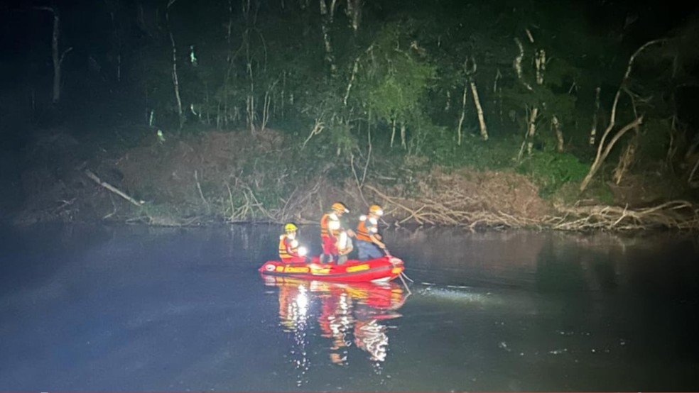 Bombeiros fazem busca em rio onde homem morreu ao tentar resgatar filho, que caiu de barco, em Nova Boa Vista — Foto: Divulgação/Corpo de Bombeiros