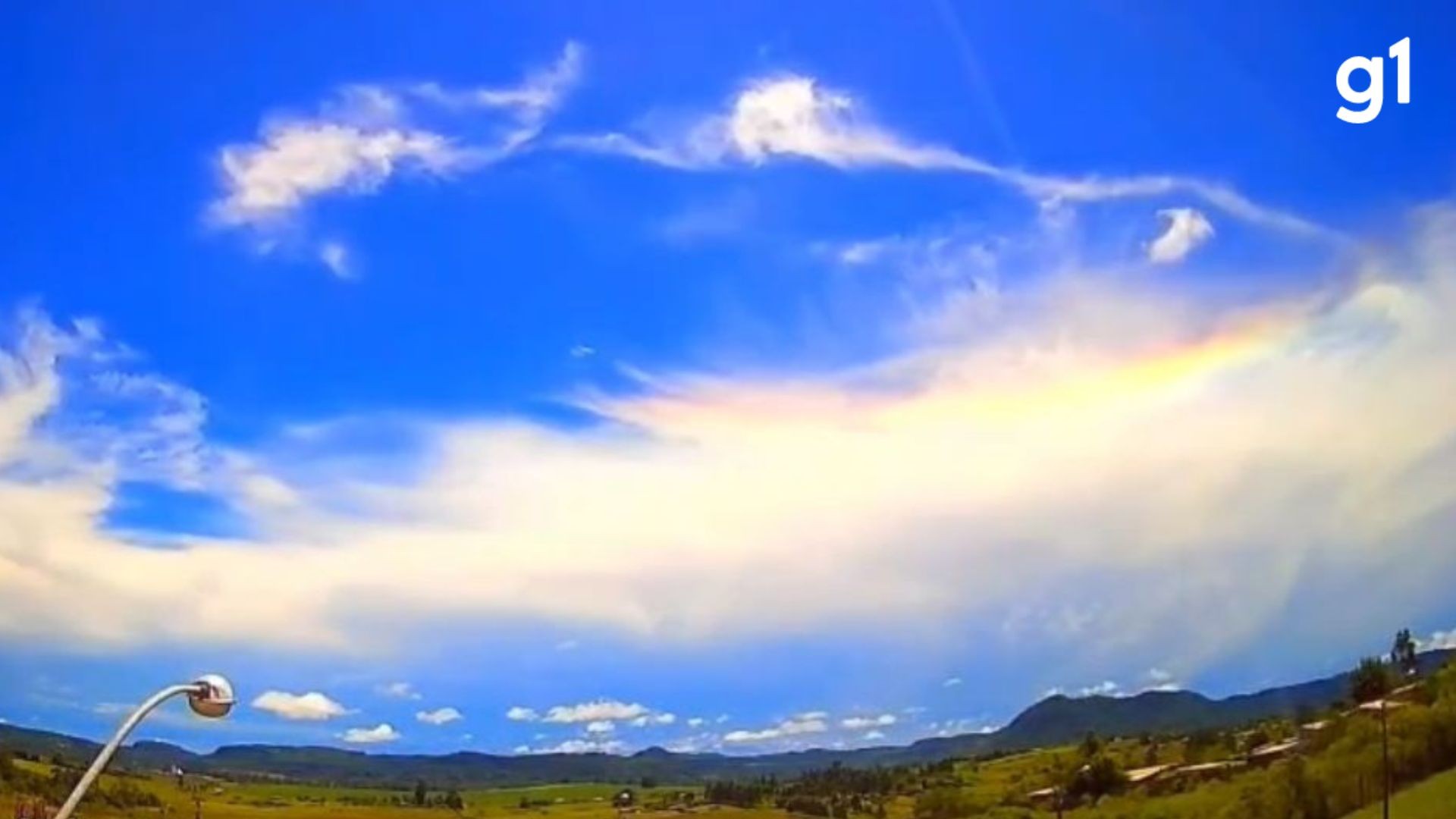 VÍDEO: Nuvem com cores de 'bolha de sabão' chama atenção no céu do RS