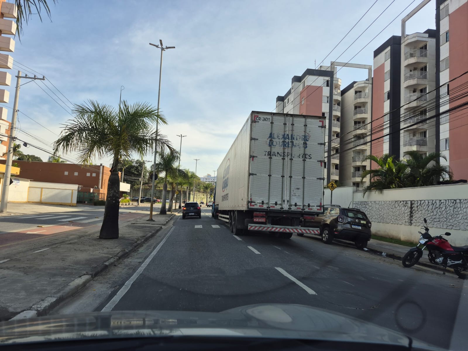 Caminhão e Kombi quebrados causam congestionamento em avenida de Mogi das Cruzes 