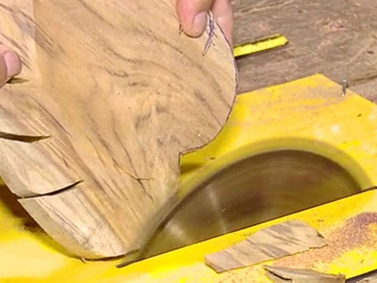 No Acre, artesão transforma madeira descartada em esculturas: 'Aproveito o que seria perdido'