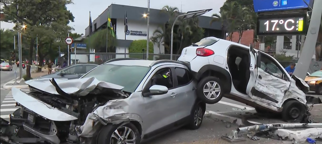 Carros ficam destruídos após baterem em cruzamento da Avenida Nove de Julho, em SP