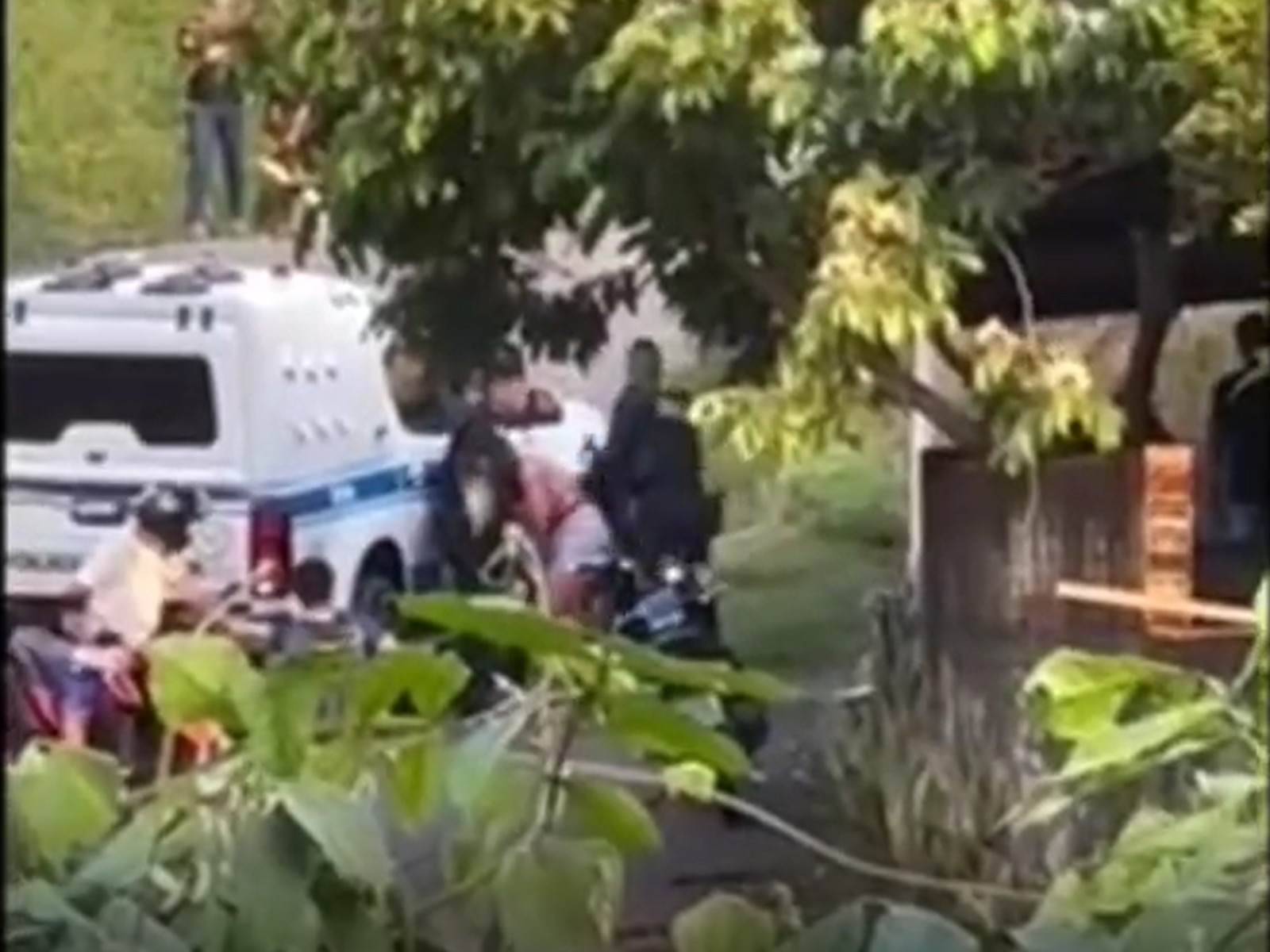 PMs são atingidos com cadeiras e tijolos durante briga após mulher fugir de abordagem no AC; VÍDEO