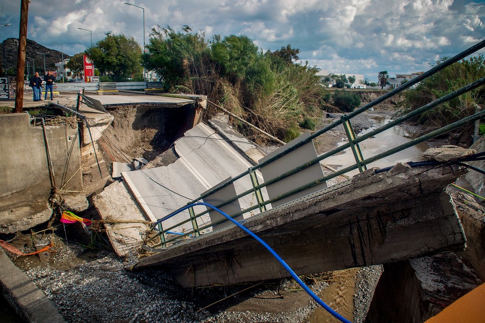 Estrada danificada na ilha de Rodes após fortes chuvas — Foto: STRINGER/Eurokinissi/AFP