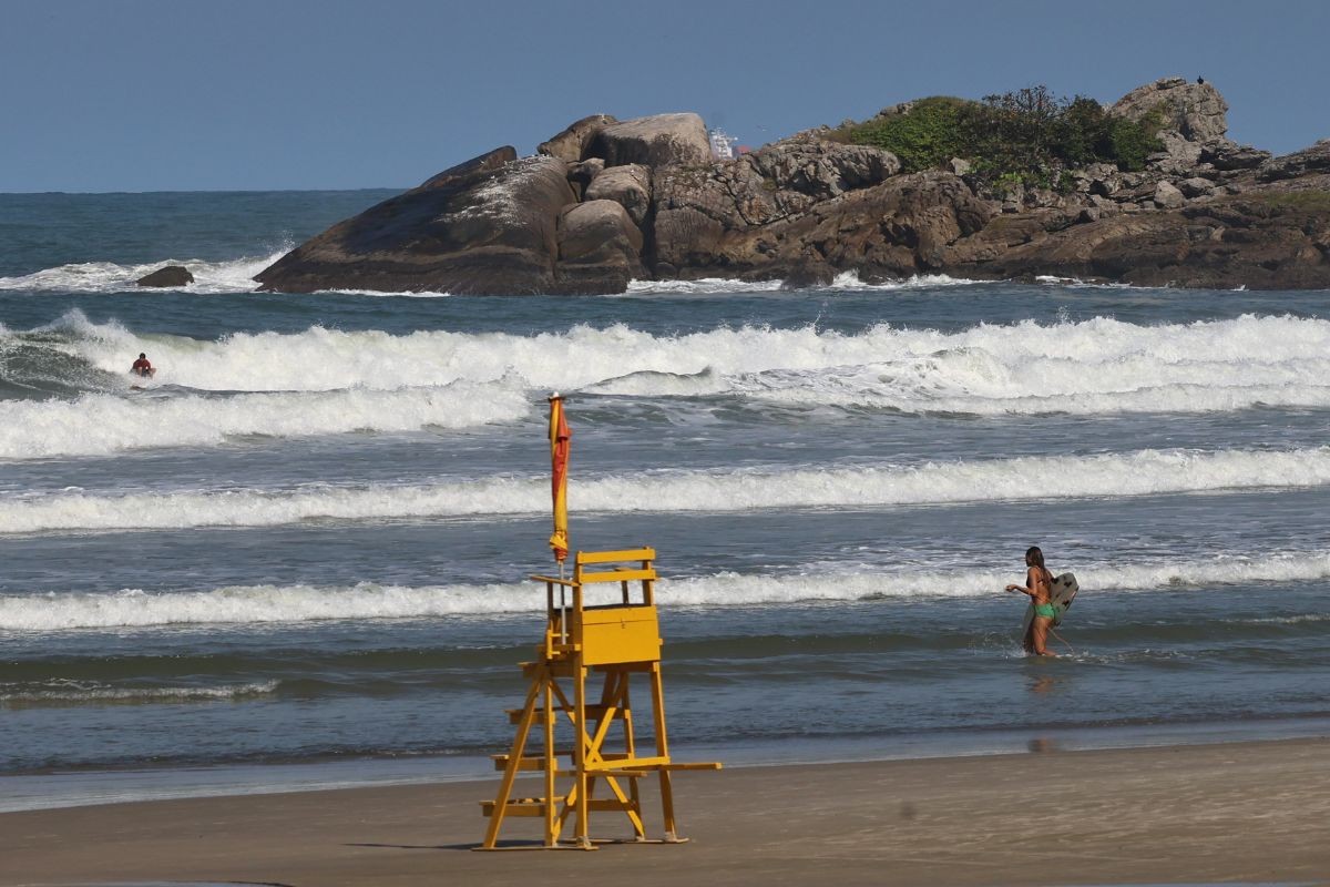 Venezuelano morre após ignorar orientação de guarda-vidas e se afogar em praia do litoral de SP