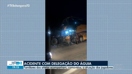 Duas pessoas feridas em acidente com ônibus de time recebem alta