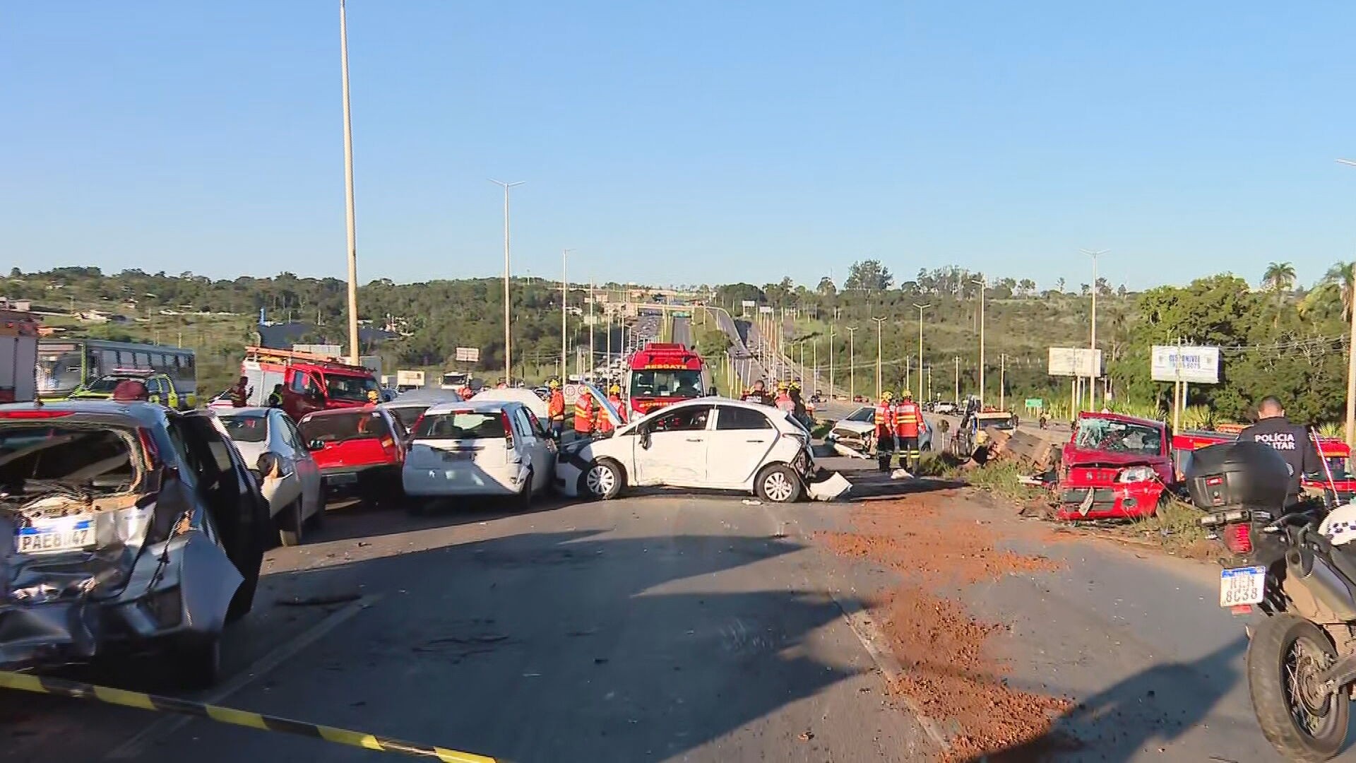 Motorista desmaiou ao ser atingido em acidente com 12 veículos no DF: 'Acordei com rapaz pedindo para sair do carro'