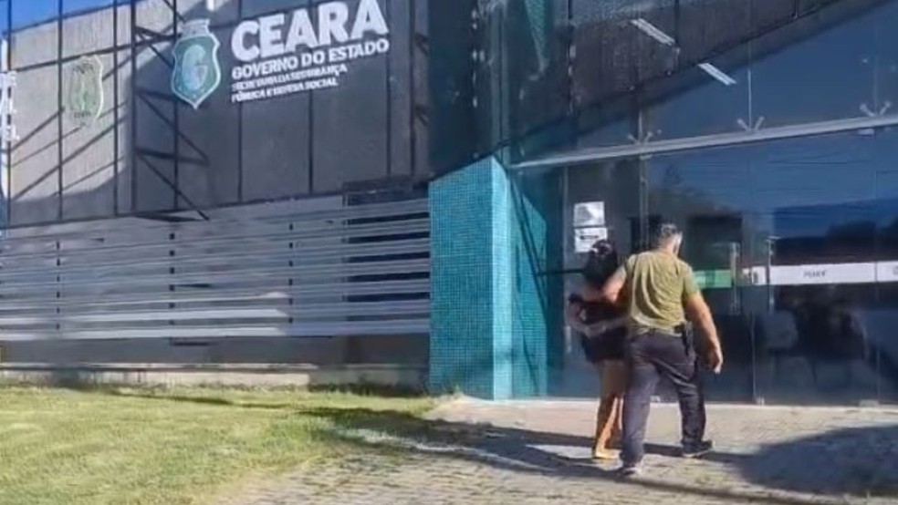 Mulher de 33 anos foi presa por maus-tratos contra a filha de 5 anos em Cascavel, na Região Metropolitana de Fortaleza. — Foto: Delegacia de Cascavel/ Divulgação