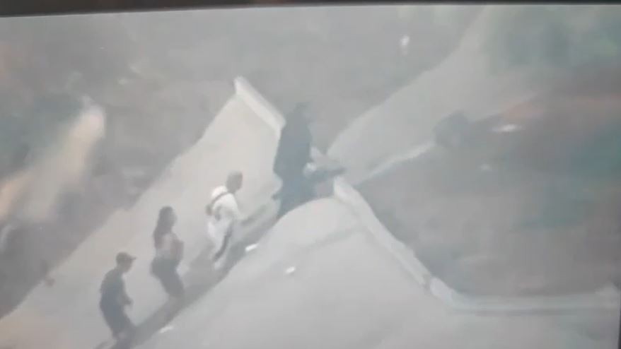 VÍDEO: criminosos fogem em fila indiana da Vila Cruzeiro durante operação no Complexo do Alemão e Penha