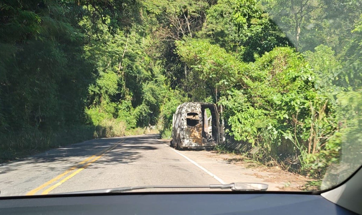 Ambulância pega fogo na Serra do Mato Grosso, entre Maricá e Saquarema
