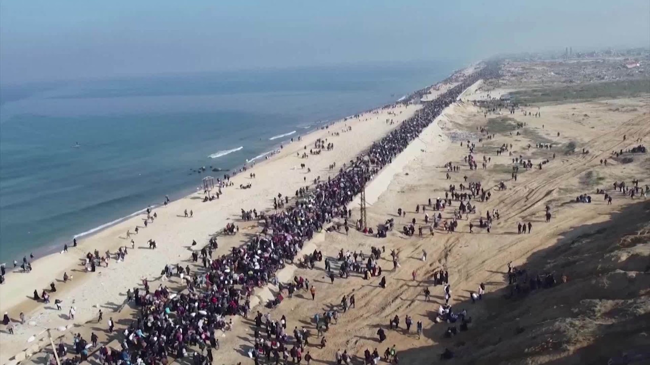 Palestinos formam 'corredor humano' em retorno ao norte de Gaza; VÍDEO e FOTOS