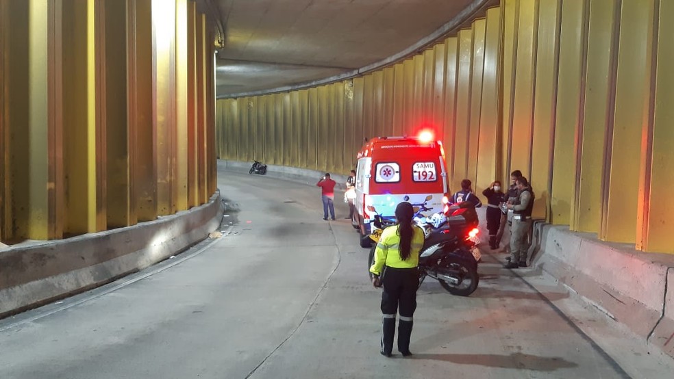 Acidente aconteceu no túnel da Avenida Romualdo Galvão no fim da tarde de sábado — Foto: Sérgio Henrique Santos/Inter TV Cabugi