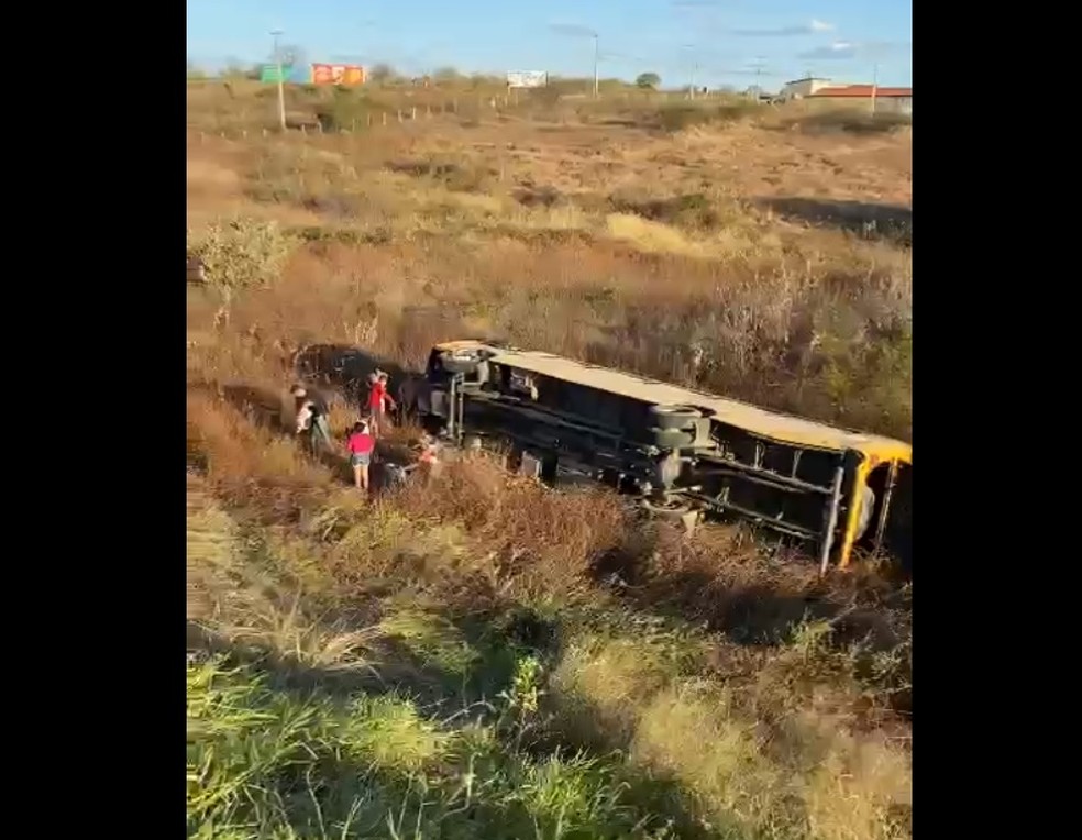 Acidente em Pau dos Ferros, no Alto Oeste potiguar: ônibus tombou após sair da pista — Foto: Reprodução/Inter TV Cabugi